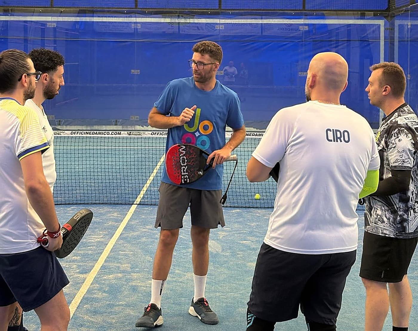 Istruttore ABA Padel durante un briefing con gli allievi